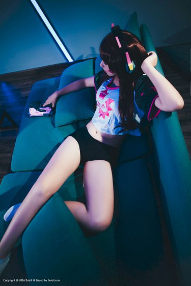 周莹躲进被子里